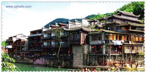 張家界、黃石寨、金鞭溪、袁家界、天子山、十里畫(huà)廊、黃龍洞、寶峰湖、天門(mén)山、鳳凰古城四日游